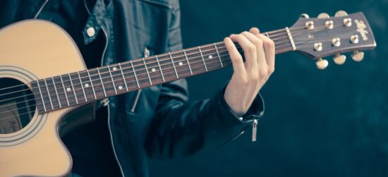 Le guide ultime pour choisir la sangle de guitare parfaite